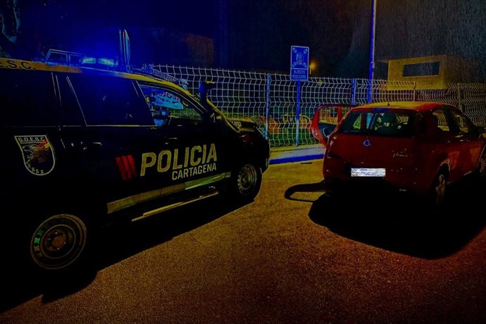 Uno de los coches recuperados junto a un vehículo de la Policía Local