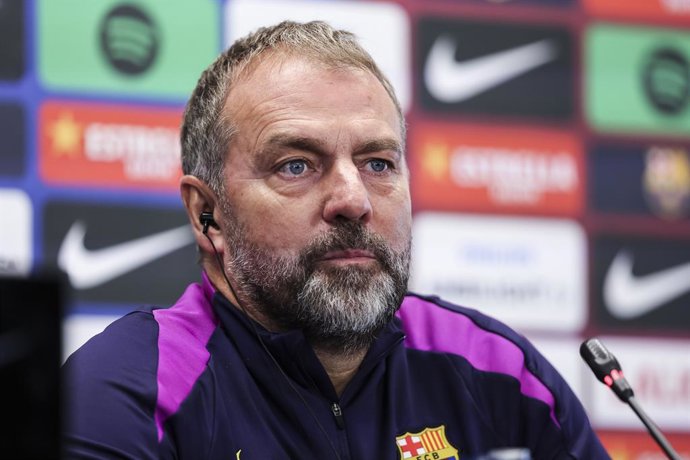 Hansi Flick, técnico do FC Barcelona, participa de sua coletiva de imprensa durante o dia de treinamento do FC Barcelona antes da partida de futebol contra o Athletic Club na Ciudad Esportiva Joan Gamper, em 21 de novembro de 2025, em Sant Jo
