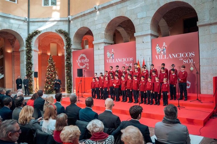 Archivo - Actuación de un coro infantil durante la inauguración del Belén de la Real Casa de Correos, a 29 de noviembre de 2024, en Madrid (España). 