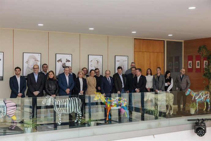 El presidente de la Junta, Alfonso Fernández Mañueco, junto al resto de las autoridades, durante su visita a Moralejo Selección.