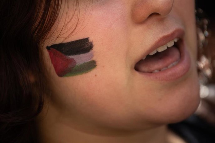 Archivo - Bandera de Palestina pintada en la cara, durante una manifestación estudiantil por Palestina, a 15 de octubre de 2025, en Madrid (España).