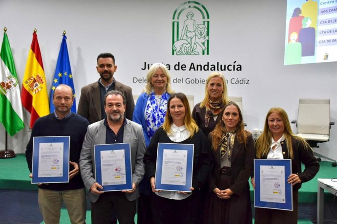 La delegada de la Junta en Cádiz, Mercedes Colombo, acompañada de la delegada territorial de Sanidad y Consumo, Eva Pajares, en la entrega de certificaciones de 'Centros Comprometidos con la Violencia de Género' en unas jornadas en Cádiz