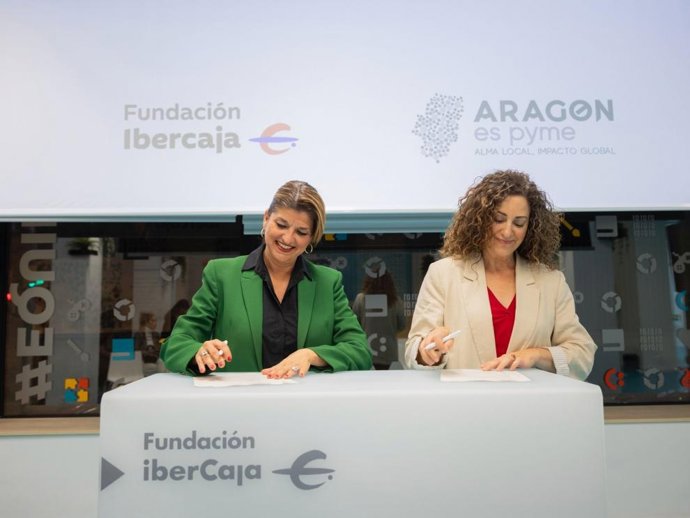 La jefa de Educación y Desarrollo Profesional de Fundación Ibercaja, Mayte Santos, y la directora general de Pymes y Autónomos del Gobierno de Aragón, Ana Sanz.