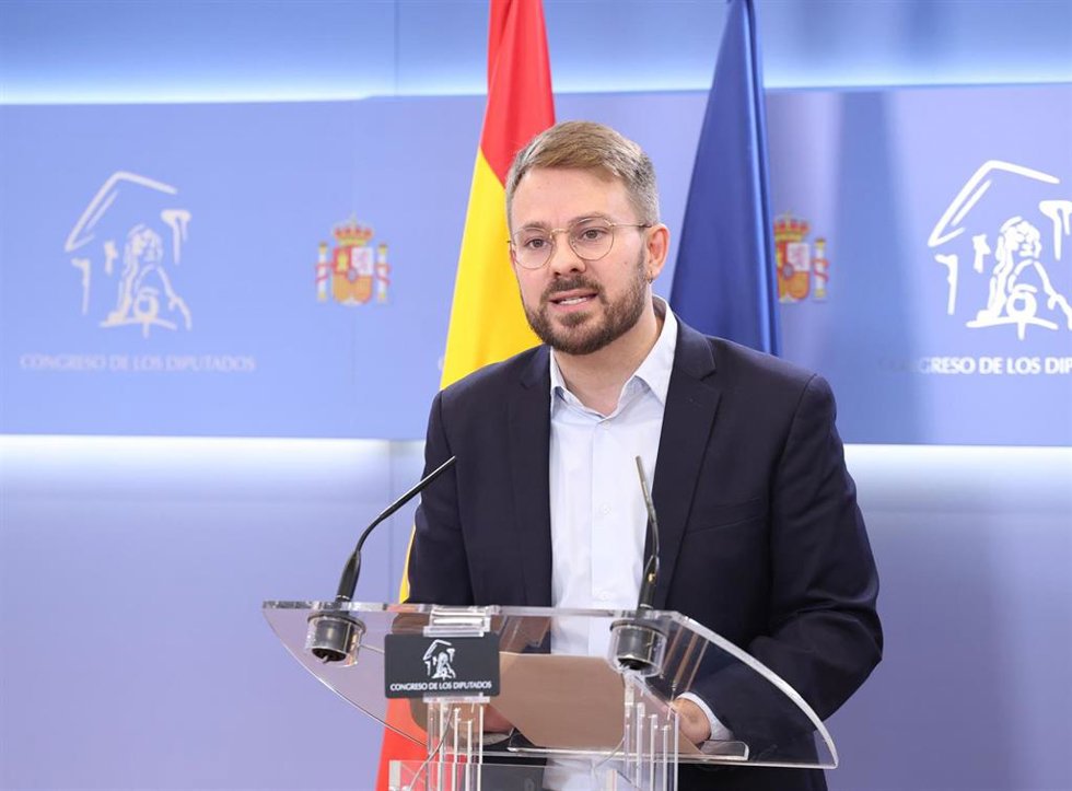 Archivo - El diputado de Sumar, Alberto Ibañez, durante una rueda de prensa, en el Congreso de los Diputados, a 28 de octubre de 2025, en Madrid (España).