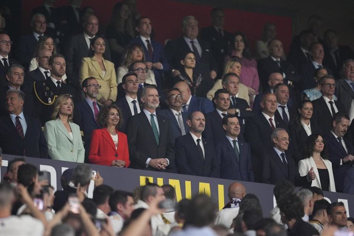 Archivo - SM el Rey Felipe VI en el palco de La Cartuja de Sevilla junto a Rafael Louzán, presidente de la RFEF