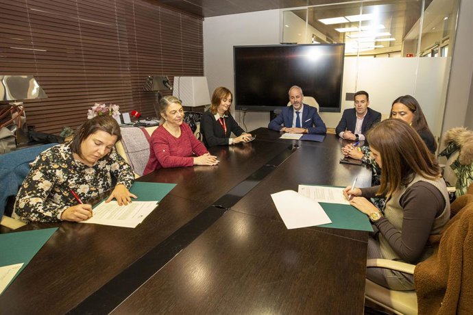 El consejero de Educación, Formación Profesional y Universidades, Sergio Silva, firma del acuerdo de complementos salariales por asistencia y transporte para los técnicos de Infantil de aulas de 1 y 2 años de la Sociedad Regional de Educación.