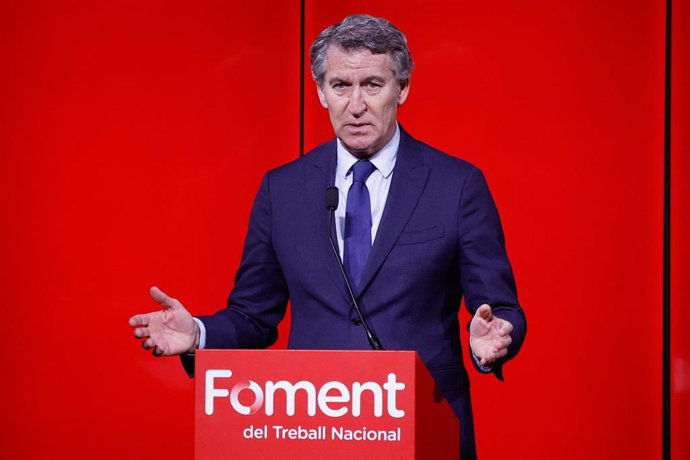 El presidente del PP Alberto Núñez Feijóo y el presidente de Foment del Treball, Josep Sánchez Llibre intervienen en un acto de la patronal catalana, a 28 de noviembre de 2025, en Barcelona, Cataluña (España).