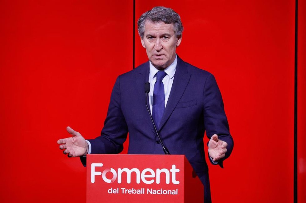 El presidente del PP Alberto Núñez Feijóo y el presidente de Foment del Treball, Josep Sánchez Llibre intervienen en un acto de la patronal catalana, a 28 de noviembre de 2025, en Barcelona, Cataluña (España).