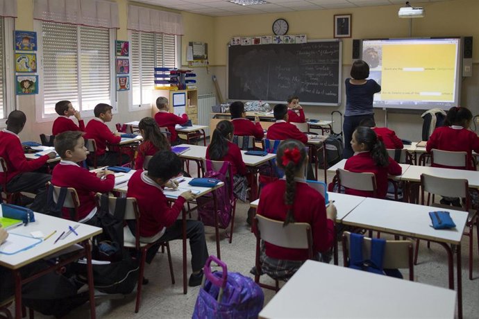 Archivo - Colegio, escuela, aula, primaria, clase, niño, niña, niños, estudiando, estudiar, escribir, escribiendo, deberes, profesor, profesora, profesores