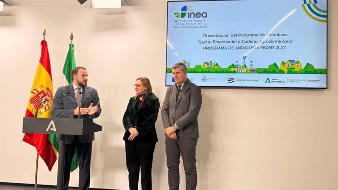 Agustín López interviene, acompañado por Natalia Márquez y Francisco Acosta, en la presentación de las ayudas energéticas.