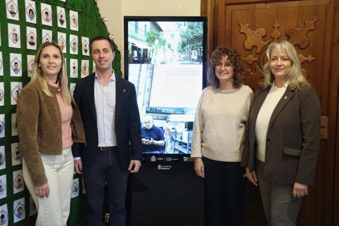 El presidente del Consell, Llorenç Galmés, y la consellera de Promoción Económica y desarrollo Local, Pilar Amate, con la alcaldesa de la localidad, Francisca Mora, en la visita institucional al Ayuntamiento.