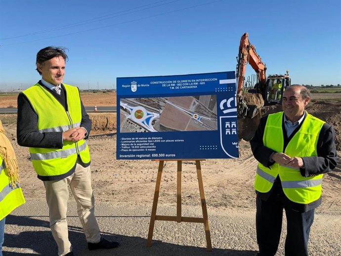 El consejero de Fomento e Infraestructuras, Jorge García Montoro, durante su visita a la construcción de una glorieta en La Aljorra
