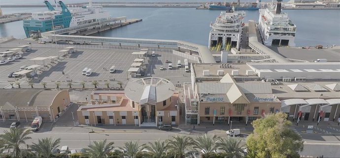 Estación marítima y los edificios anexos del Puerto de Almería.