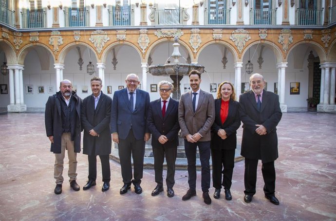 El presidente de la Diputación, Salvador Fuentes (centro), y el rector de la UCO, Manuel Torralbo (tercero por la izda.), en el encuentro mantenido este viernes.