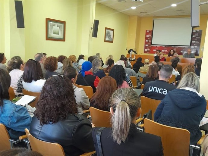 Reunión de FICA UGT con delegados de empresas sobre las negociaciones por el convenio colectivo del sector del manipulado hortofrutícola de Almería.