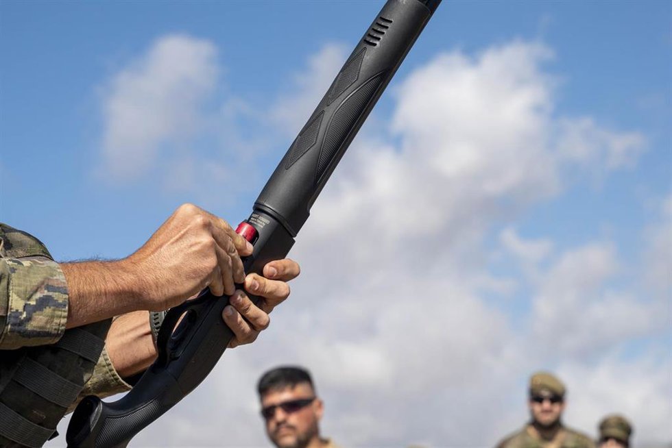 Un legionario maneja un artefacto durante una exhibición de fuerza en Viator (Almería). 