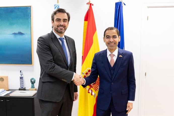 El conselleiro de Presidencia, Xustiza e Deportes, Diego Calvo, y el embajador de los Emiratos Árabes Unidos en España, Saleh Ahmad Alsuwaidi