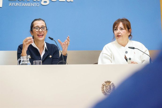 La consejera municipal de Políticas Sociales, Marian Orós, y la coordinadora provincial de Cruz Roja, Susana Royo, en la rueda de prensa de este viernes para presentar el Estudio sobre la realidad social del sinhogarismo en Zaragoza.