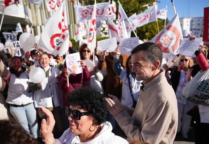 El candidato de Por Andalucía a la Presidencia de la Junta, Antonio Maíllo, en la concentración con motivo de la huelga convocada por el colectivo de Técnicos en Cuidados Auxiliares de Enfermería (TCAE).