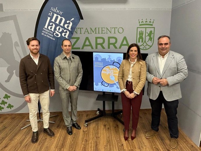 La diputada provincial María Dolores Vergara junto con el alcalde de Pizarra, Félix Lozano, entre otros, ha presentado este viernes la jornada de las Migas Pastoreñas.