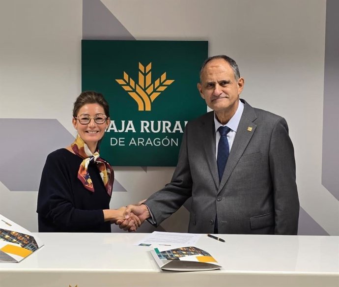 La directora de Particulares, Colectivos e Instituciones de Caja Rural de Aragón, Beatriz Valverde, y el presidente de Semergen, José Polo.
