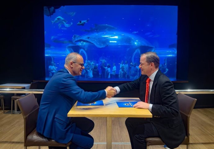 El director general de Costas del Gobierno de Canarias, Antonio Acosta, y del presidente de Loro Parque Fundación, Christoph Kiessling