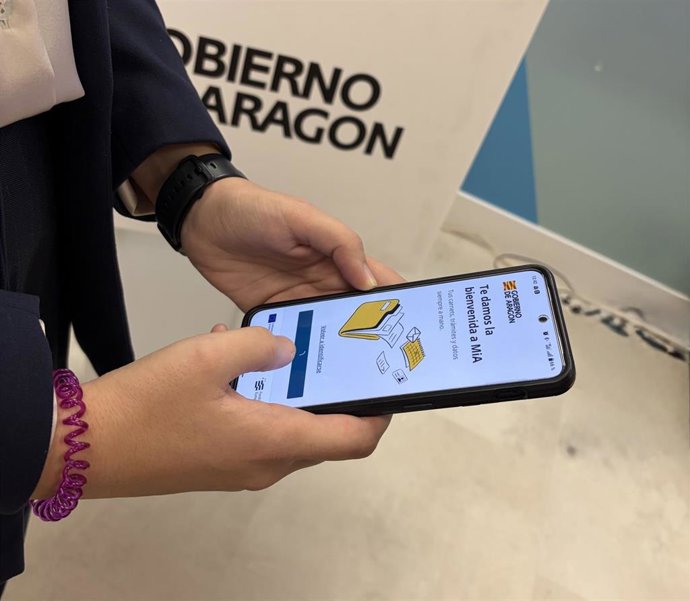 Una usuaria accede desde Android a la aplicación MiA.