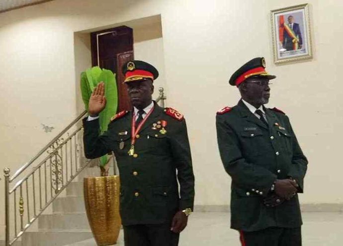 El presidente de transición de Guinea Bissau, Horta N'Tam (i), tras el golpe de Estado militar del 25 de noviembre de 2025 (archivo)