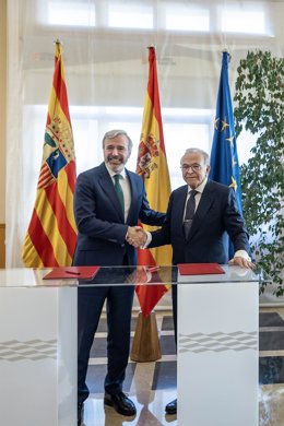 El presidente del Gobierno de Aragón, Jorge Azcón, y el presidente de la Fundación 'la Caixa' firman el acuerdo.