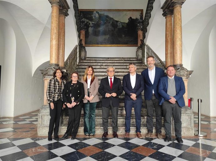 El presidente de la Diputación de Córdoba, Salvador Fuentes (centro), tras la firma del acuerdo con Valentria.