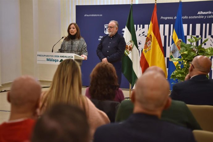 La delegada del Gobierno andaluz en Málaga, Patricia Navarro, y el alcalde de Alhaurín de la Torre, Joaquín Villanova.