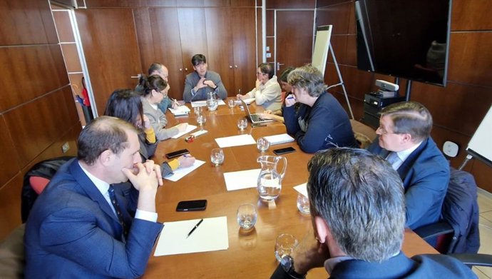 Reunión del consejero Borja Sánchez con lso grupos parlamentarios para informar sobre el accidente en la mina de Vega de Rengos