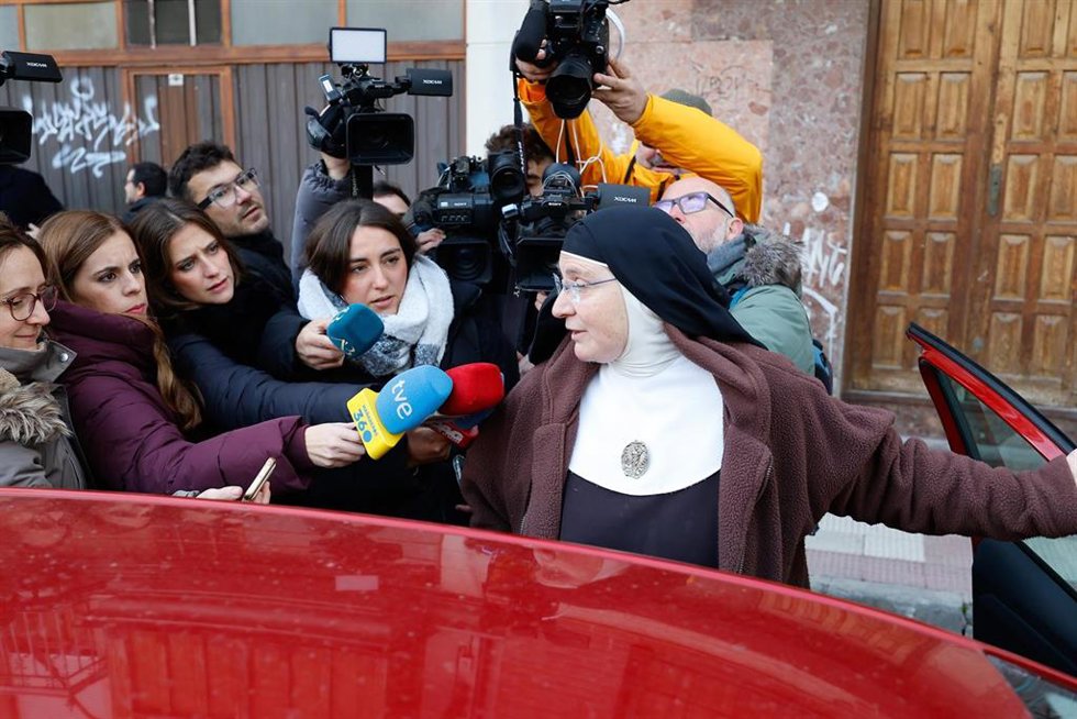 Una exmonja de Belorado, ofrece declaraciones a la prensa, a 28 de noviembre de 2025, en Belorado, Burgos, Castilla y León, (España). La detención se da por presunta apropiación indebida de bienes catalogados como patrimonio histórico en dicho monasteri