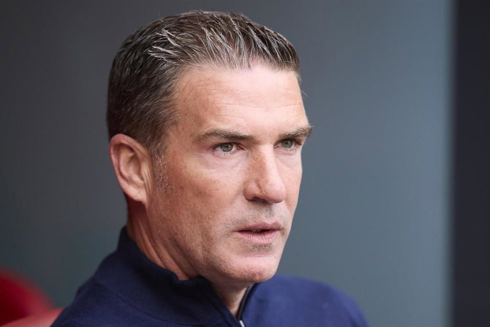 El entrenador del Real Oviedo, Luis Carrión, durante un encuentro liguero.