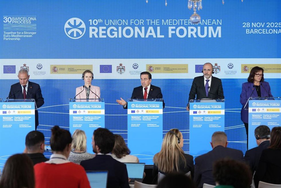 (I-D) El secretario general de la UpM, Nasser Kamel,  la Alta representante de la Unión para Asuntos Exteriores y Política de Seguridad, Kaja Kallas, y el ministro de Asuntos Exteriores, Unión Europea y Cooperación, José Manuel Albares, durante la reuni