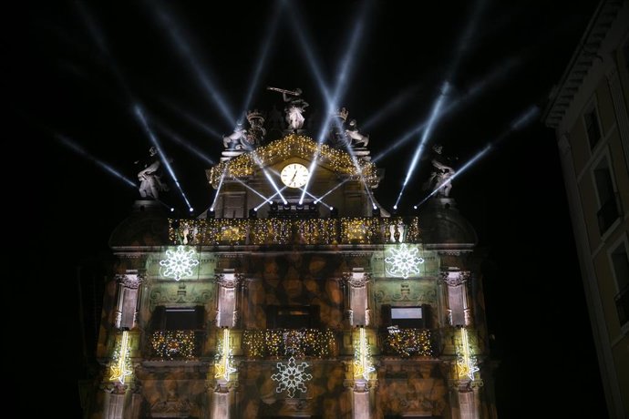 Archivo - El Ayuntamiento de Pamplona iluminado.