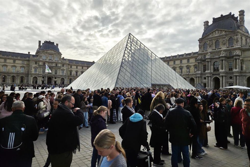 Archivo - 22 October 2025, France, Paris: Visitors queue outside the Louvre Museum, which reopened three days after the spectacular robbery at the world-renowned museum. Photo: Alexander Vasilyev/TASS via ZUMA Press/dpa