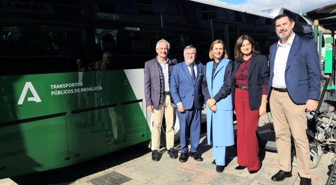 La delegada de Fomento, María Rosa Morales, el director del Ctamam, Javier Berlanga, el director la División Sur de Avanza, Rafael Durbán, la edil de Movilidad de Fuengirola, el edil de Infraestructuras de Mijas y el director de Movilidad de Marbella.