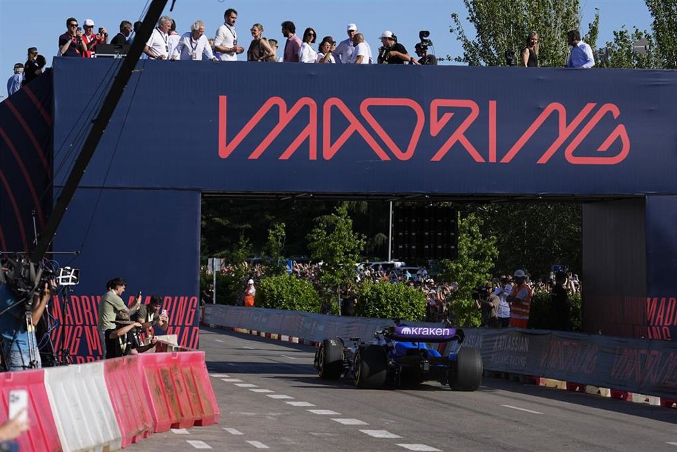 Archivo - El piloto español de F1 Carlos Sainz, durante una exhibición con Williams en el trazado de 'Madring'. 