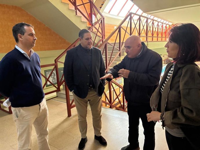 El delegado territorial Francisco Alonso, durante su visita al IES Alborán-Manuel Cáliz de Almería.