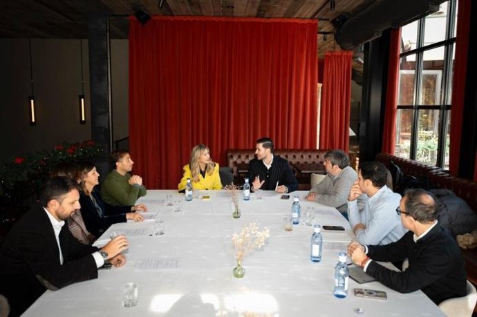 La vicepresidenta del Gobierno autonómico, Mar Vaquero, ha mantenido un encuentro con el Fórum de la Asociación de la Empresa Familiar de Aragón (AEFA).