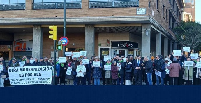 Concentración de los agricultores de la Comunidad V de Regantes de Bardenas ante La Aljafería.