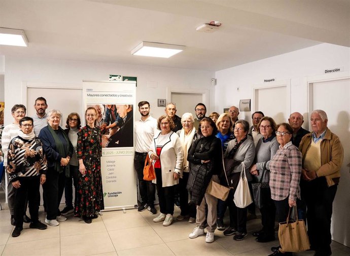 Participantes del taller 'Mayores conectados y creativos', durante una de las sesiones celebradas en el Centro de Participación Activa de El Ejido (Almería).