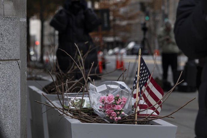 27 de novembro de 2025, Washington, Distrito de Colúmbia, Estados Unidos: Um pequeno memorial com flores e uma bandeira americana é visto do lado de fora da estação Farragut West do metrô em Washington, D.C., em 27 de novembro de 2025. O tributo homenagei