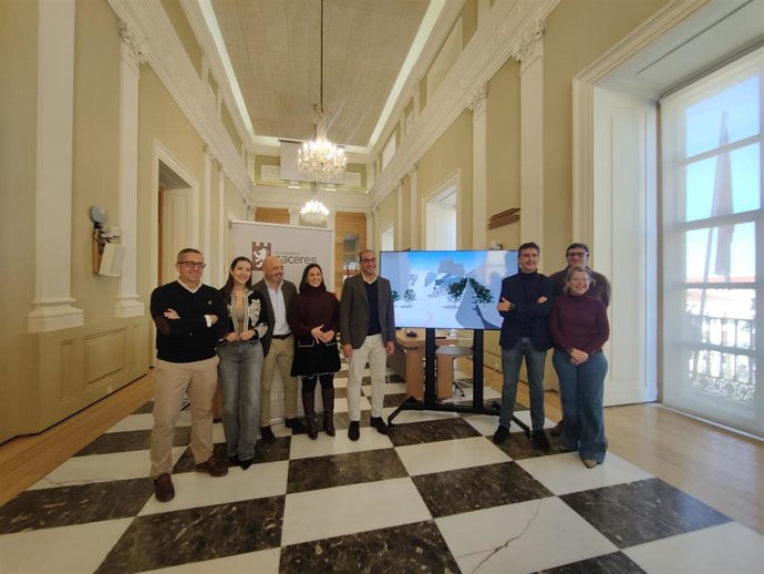 El alcalde de Cáceres, Rafael Mateos, y varios concejales presentan las obras de remodelación de la calle Camino Llano y Plaza Marrón