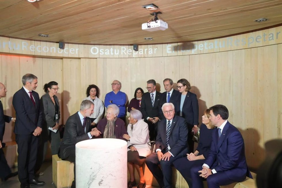 El presidente de Alemania, Frnak-Walter Seteinmeier, la primera dama alemana, Elke Büdenbender, el Rey Felipe VI y el Lehendakari, Imanol Pradales, con las nonagenarias supervivientes del bombardeo de Gernika, Crucita Etxabe y Mari Carmen Aguirre