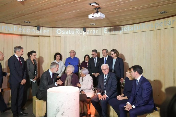 El presidente de Alemania, Frnak-Walter Seteinmeier, la primera dama alemana, Elke Büdenbender, el Rey Felipe VI y el Lehendakari, Imanol Pradales, con las nonagenarias supervivientes del bombardeo de Gernika, Crucita Etxabe y Mari Carmen Aguirre