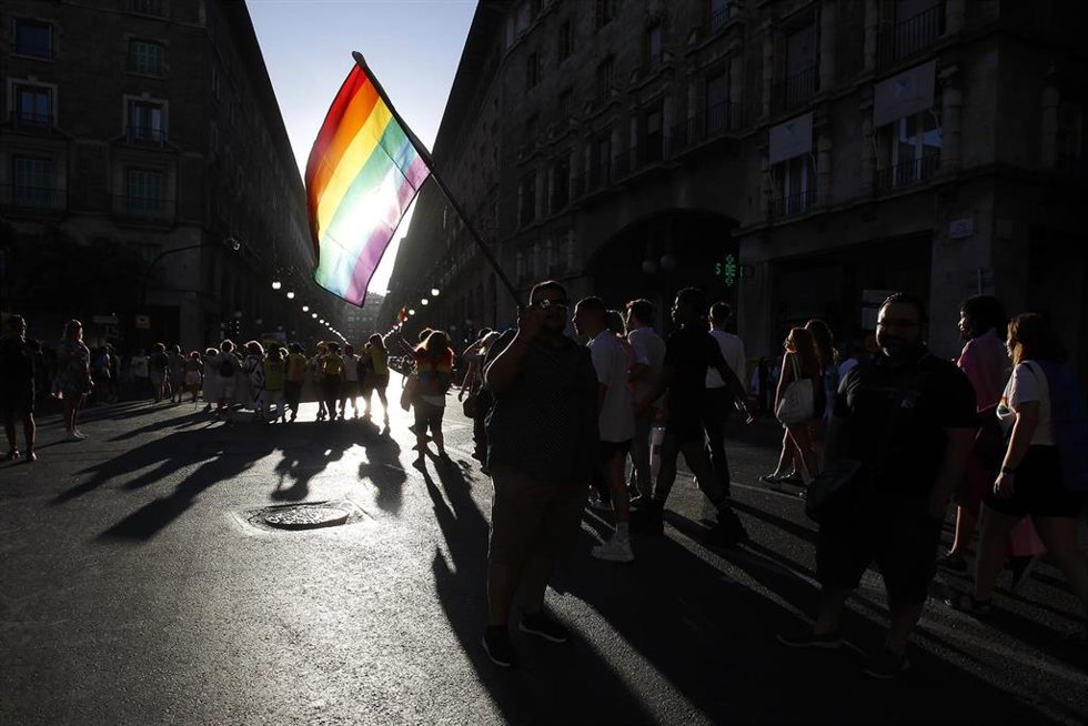 Archivo - Un hombre levanta una bandera durante una manifestación por el Orgullo LGTBI, en imagen de archivo.