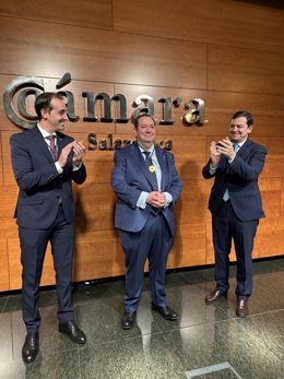 Benjamín Crespo  entre el presidente de la Cámara de Comercio de Salamanca (I) y el presidente de la Junta (D).