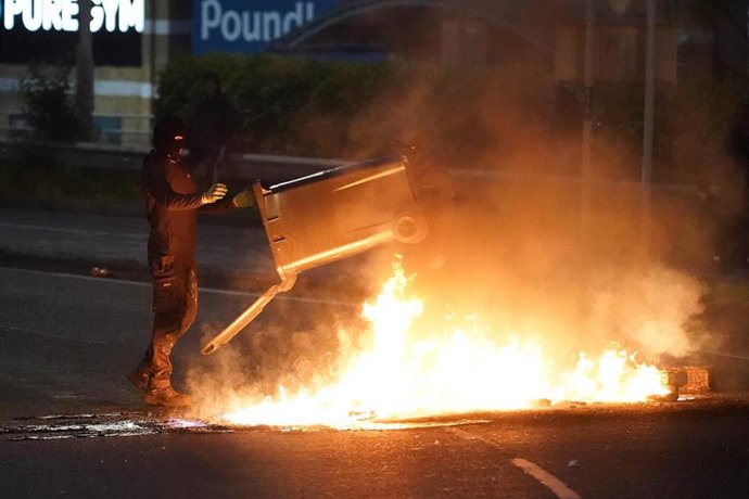 Archivo - Imagen de archivo de protestas para reforzar la política antiinmigración en Ballymena (Irlanda del Norte)